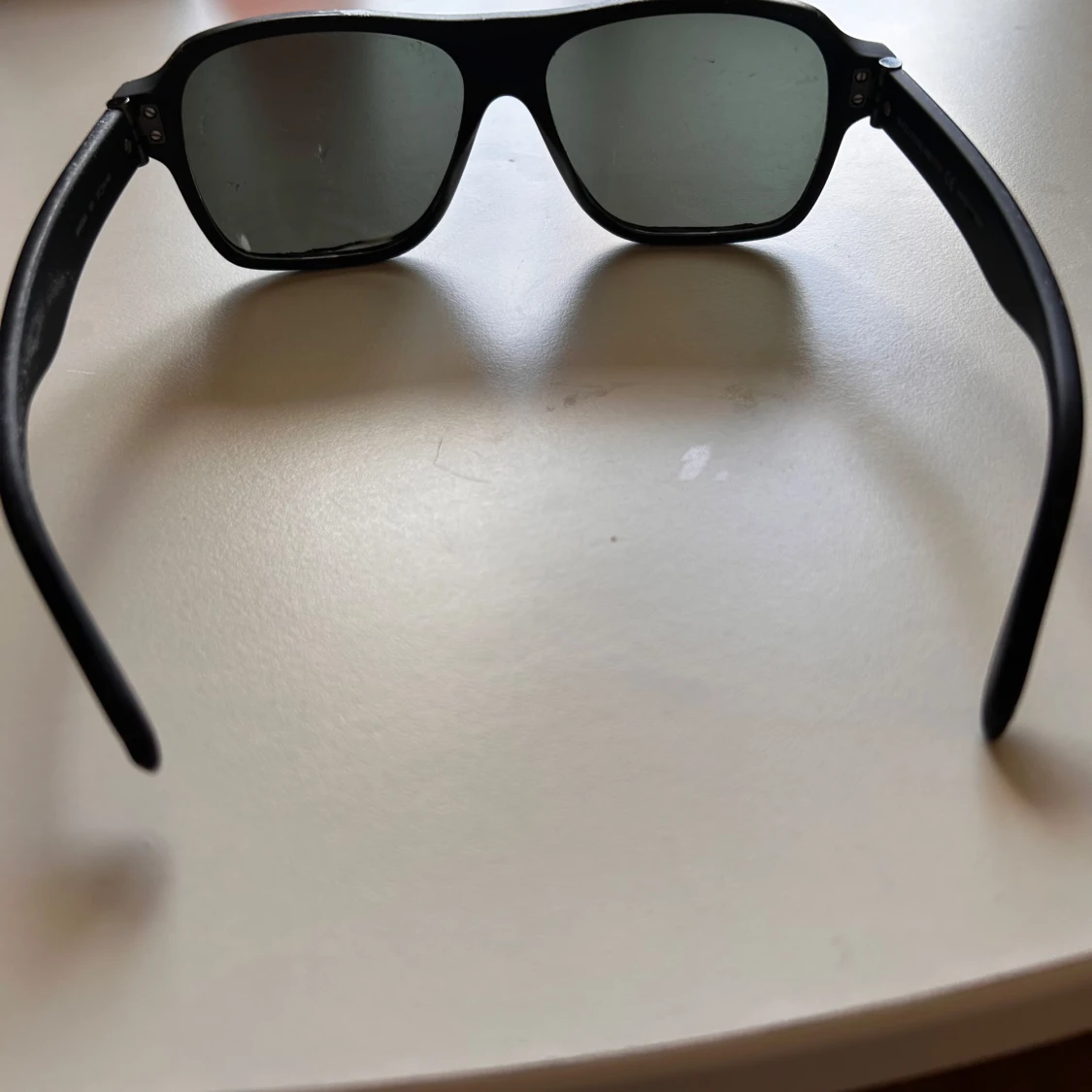 Svarta solglasögon från Alexander McQueen - 1