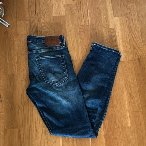 Ripped Jack & Jones Jeans - Storlek W 29 L 32