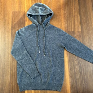 Kashmir/Merino hoodie - En Sprillans Ny mörkgrå Kashmir/Merino hoodie! Storlek XS! Hör av dig vid frågor!🌟