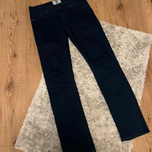 Mörkblå jeans från Tiger of Sweden - Säljer ett par mörkblå jeans från Tiger of Sweden. Byxorna har klassisk design, raka ben och normal passform. Perfekta för dig som gillar stilrena och tidlösa jeans. Lite ljusare i verkligen, kan komma med mer bilder för den som vill. 