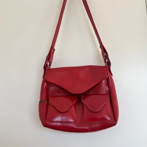 Röd läderväska  - Mått: 28 x 28 x9 