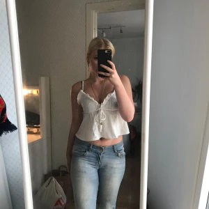 Vit linne topp 💗 - Supersöt vit linnetopp med broderade hålmönster, volang. Köpte här på Plick 💗