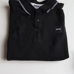 Svart Hugo Boss Pikétröja - Svart Hugo Boss pikétröja i storlek S (nyskick)