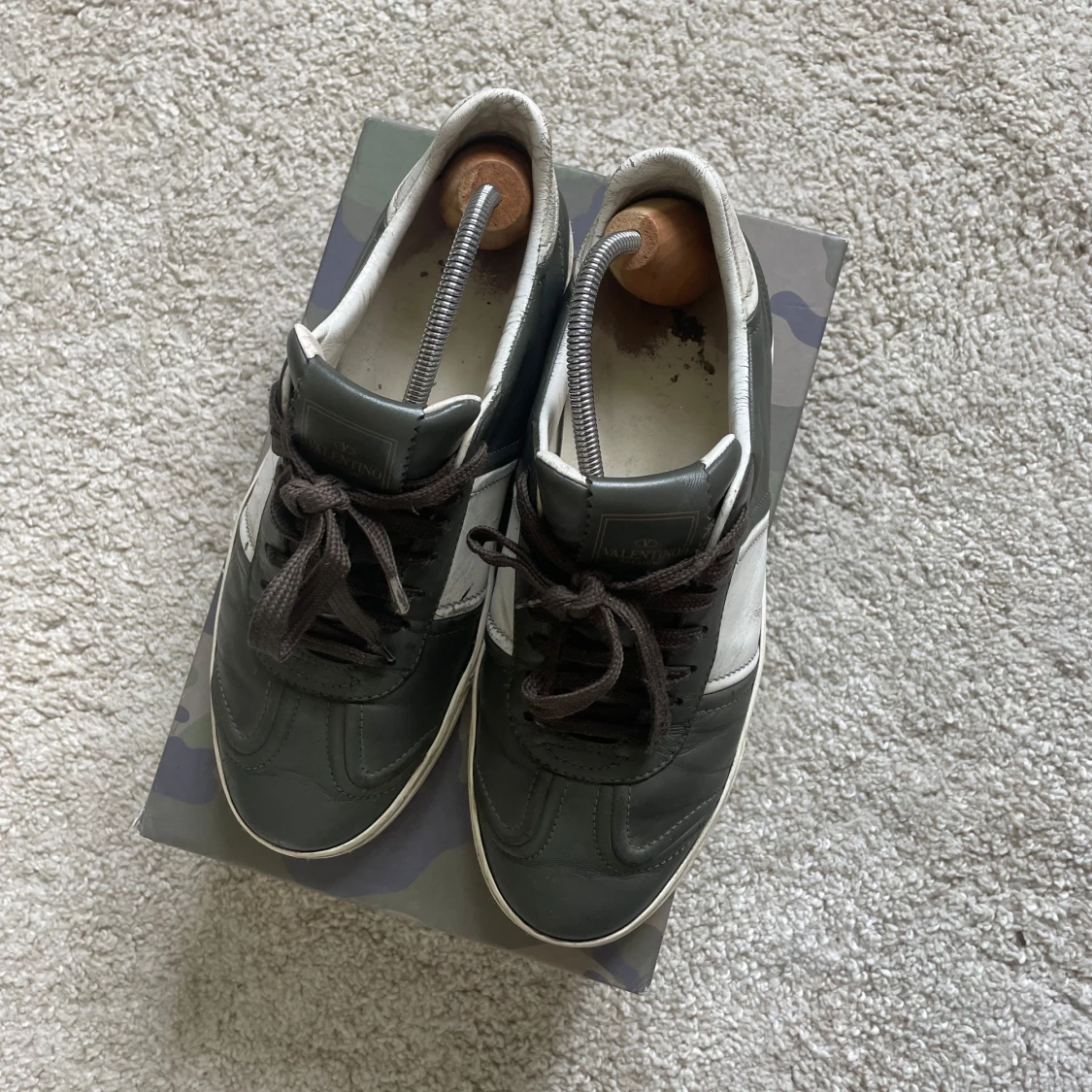 Valentino flycrews olivgröna - 2