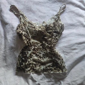 Leopard linne med spets - Jätte fint leopard linne med spets under. Inte min stil längre därför säljs den ♡