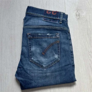 Dondup George - Dondup George jeans - W33 L34, passar dock W31 L32 - Mycket bra skick, finns slitningar men det är design - Nypris: 3500kr - Mitt pris: 849kr - hör av dig vid funderingar 💫
