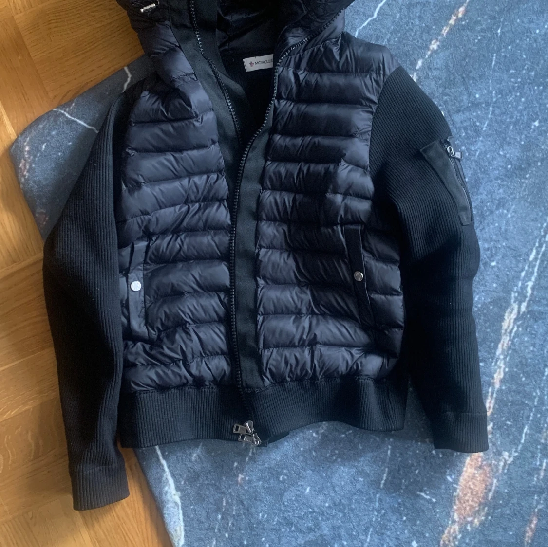 Svart jacka med quiltad huva - 2