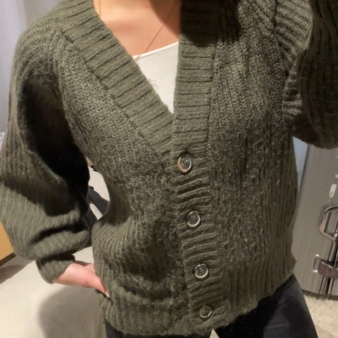 Olivgrön stickad kofta - 1