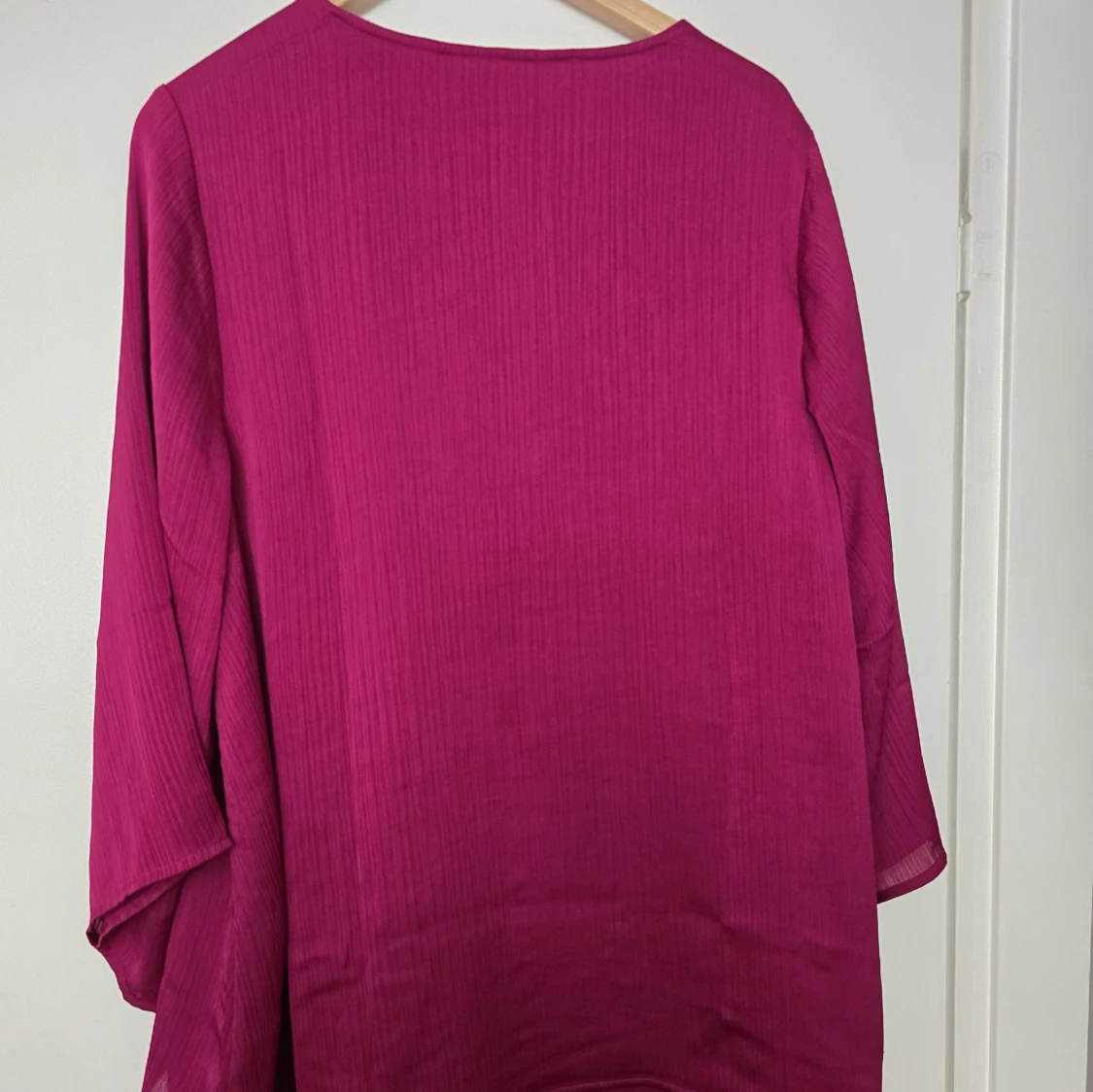 Vinröd blus med v-ringning - 2