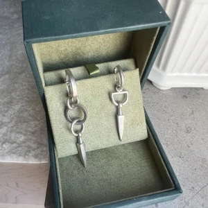 Örhängen från Maria Nilsdotter  - PRIS KAN DISKUTERAS!!!   Örhängen från Maria Nilsdotter. Inköpta 2023 på NK i Stockholm. Använda ett fåtal gånger. Vid mer information hör av dig!  Möts gärna upp i Stockholm!!