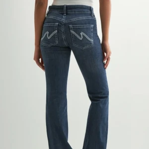 Blå bootcut jeans med kontrastsömmar - Snygga blå jeans med bootcut passform och vita kontrastsömmar på bakfickorna. Klassisk femficksmodell med låg midja och dragkedja framtill. Perfekta för en avslappnad och trendig look. Måste rensa o dessa kommer ej till användning, använt max 3 gånger💕