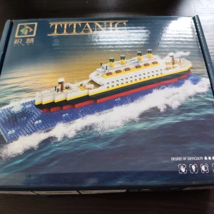 Titanic - Det här är inte en bok, utan ett byggset som föreställer det legendariska fartyget Titanic. Perfekt för dig som gillar att bygga och skapa med små klossar. Utmana dig själv och bygg din egen version av Titanic – en rolig aktivitet för unga och vuxna byggentusiaster.