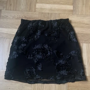 Gina tricot kjol  - Använd 2 ggr max men kommer inte till användning 🌸