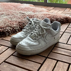 Nike Air Force 1  - Säljer ett par Nike air force 1. Skorna är i mycket bra skick och inga defekter. Bara att höra av sig vid funderingar 🙌