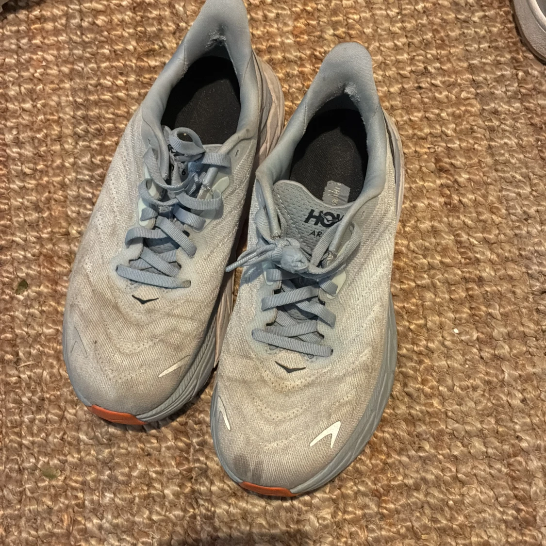 Ljusblå sneakers från Hoka  - 1