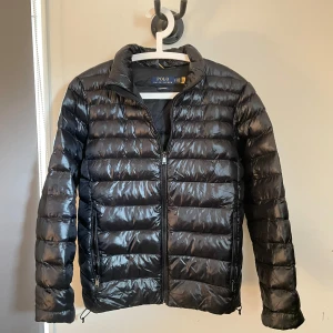Polo Ralph lauren jacka - Tja! Säljer nu denna sjukt snygga Ralph lauren jackan för ett bra pris🌟 Storleken är S men passar även M, nypris = 4 500. Det går att spänna åt midjan för att hitta den perfekta passformen🤝🏼