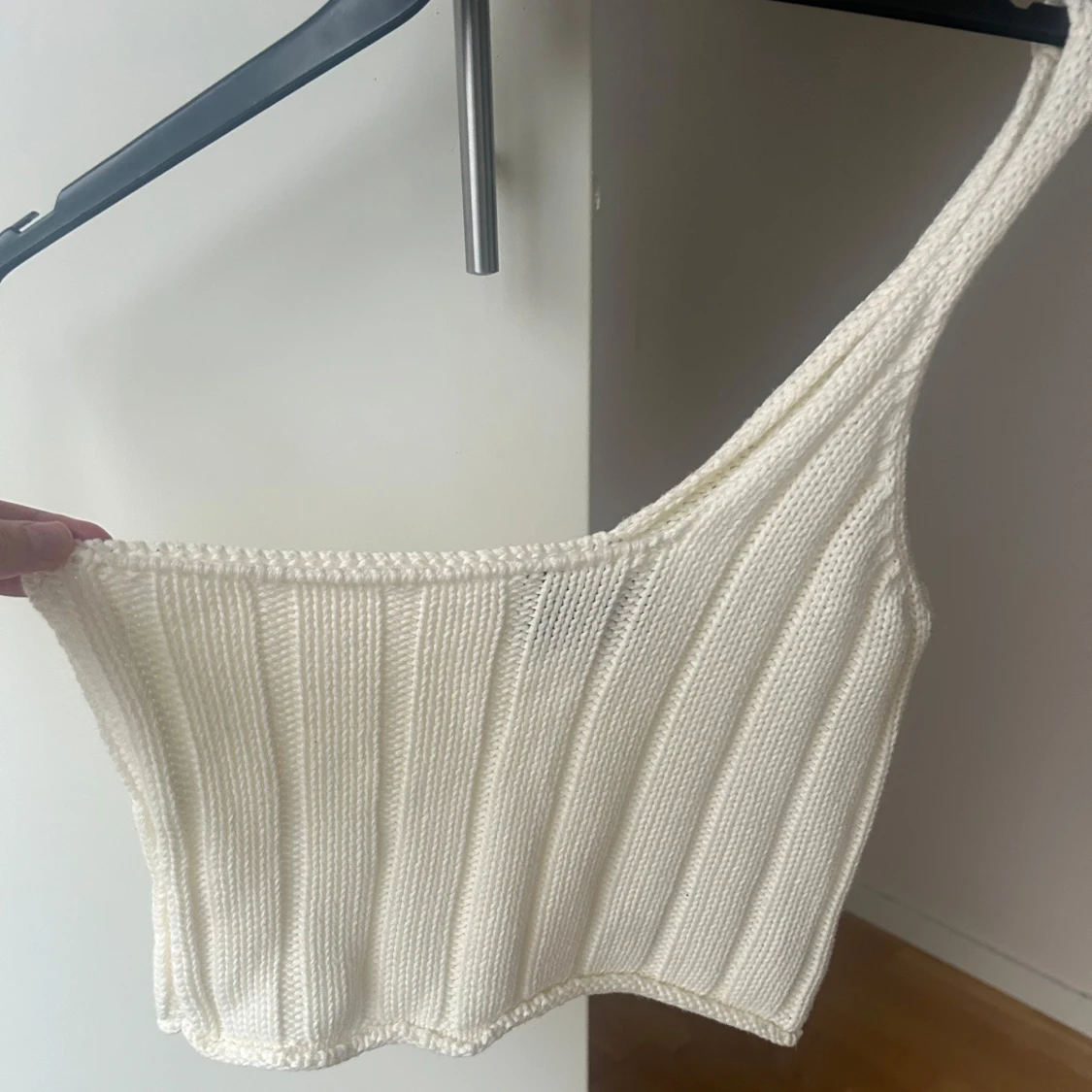 Vit stickad one shoulder topp - 1