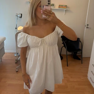Vit kort klänning med puffärm - Säljer denna fina going som är helt perfekt till studenten eller midsommar 💓💓💓💓 Lite liten i storlek så blir S-M