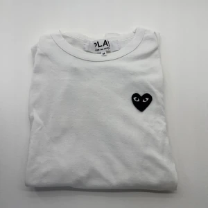 CDG T-shirt - Skick 10/10 | Modellen är 180cm | Storlek M | Kontakta vid frågor🙌