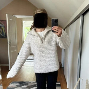 Vit stickad tröja - Super mysig stickad tröja. Säljer pg av att den är för stor för mig. Perfekt till vintern då den är varm, jätte mysig och går att dra upp i halsen. Enbart använd några gånger och är i bra skick!