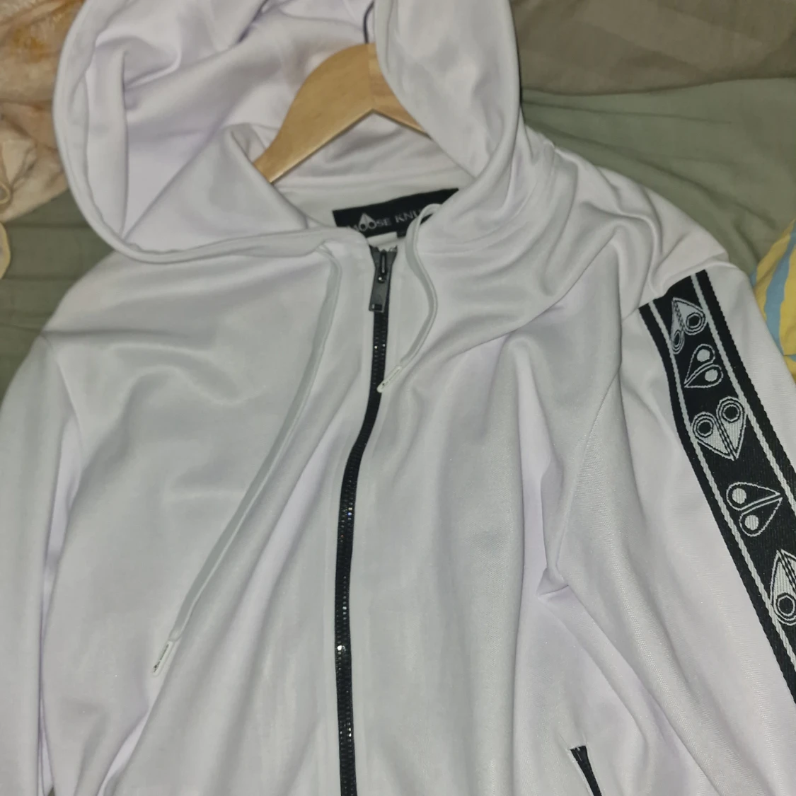 Moose knuckles hoodie med svarta detaljer och mönstrade band