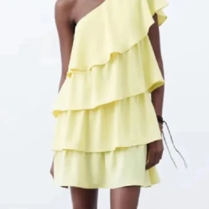 volangklänning  - Säljer en söt gul klänning, den säljs inte längre ifrån zara❤️