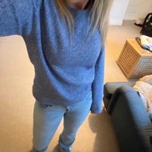 Blå stickad tröja - Mysig blå stickad tröja med rund halsringning och långa ärmar. Perfekt för kyligare dagar och enkel att matcha med jeans eller kjol. Fint skick och priset går att diskutera💞