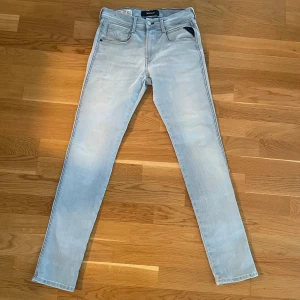 Replay Jeans - Säljer dessa replay jeans då dem inte passar. Storlek W27 L30 men kan även passa längre. Ljusblåa och asfeta till sommaren men det silvriga R:et och den avlånga bruna läderlappen, sjukt snyggt! Modell: Anbass. Och det är såklart Hyperflex så det är ett riktigt skönt stretch material. Kom dm om ni har frågor eller funderar över något så löser jag det. Priset kan diskuteras vid snabb affär!