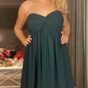 Super fin grön klänning ifrån Nelly - En super fin klänning, den har en dyr grön färg🩷🎀