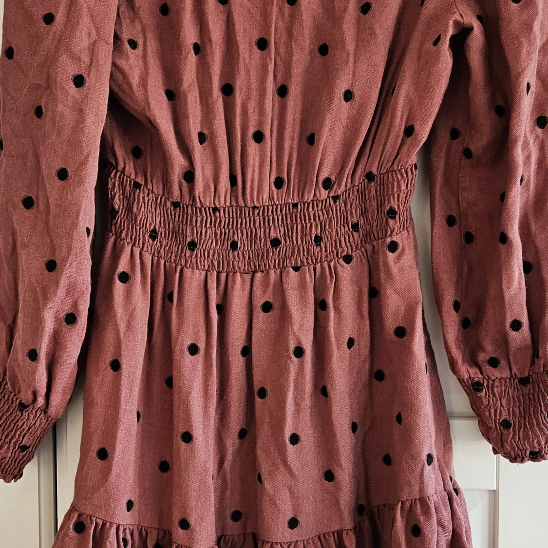 Rosa/röd prickig klänning från Zara