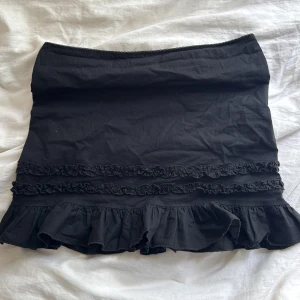 Volang kjol  - Söt volang kjol i utmärkt skick! 