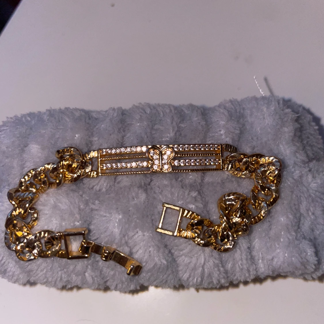 Guldfärgat armband med fjärilsdetalj - 2