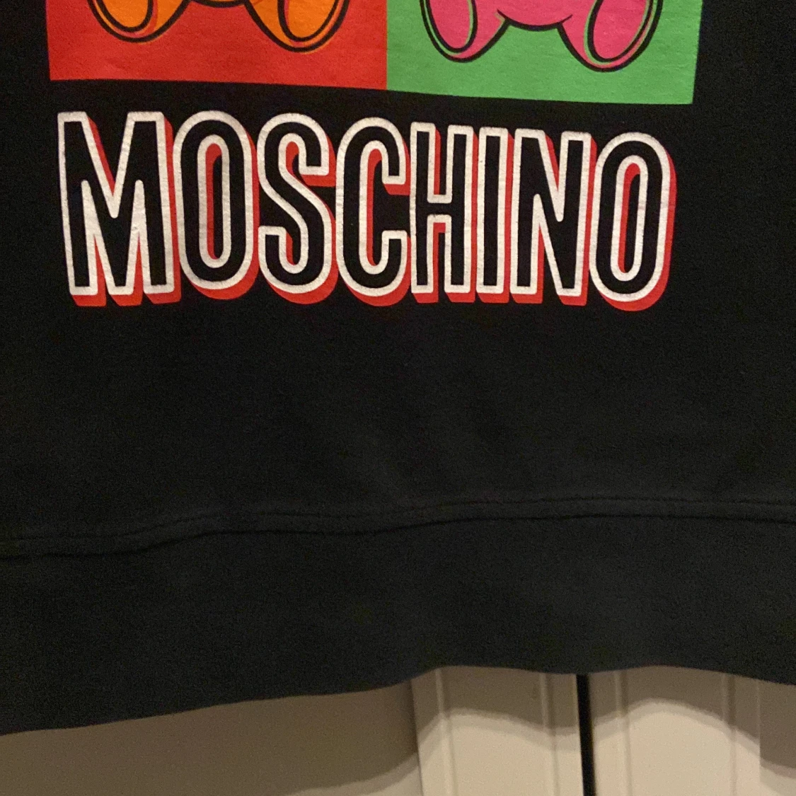 Svart Moschino tröja med nalletryck - 2