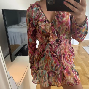 Sommarklänning 💕💖🩷💗 - Jättefin sommarklänning! I kortaste laget för mig som är 166 cm 💖🩵💕🩷🌟🌸💫