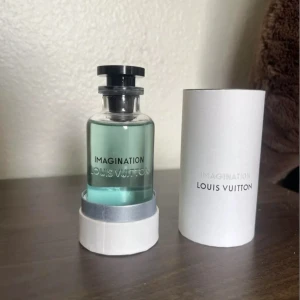 Imagination Eau de Parfum från Louis Vuitton - Tja säljer nu min Louis Vuitton parfym säljer den för att jag har skaffat en annan parfym. Det är en väldigt god citrusdoft och är perfekt nu till sommaren. Hör av er om ni har några frågor. Priset kan diskuteras.