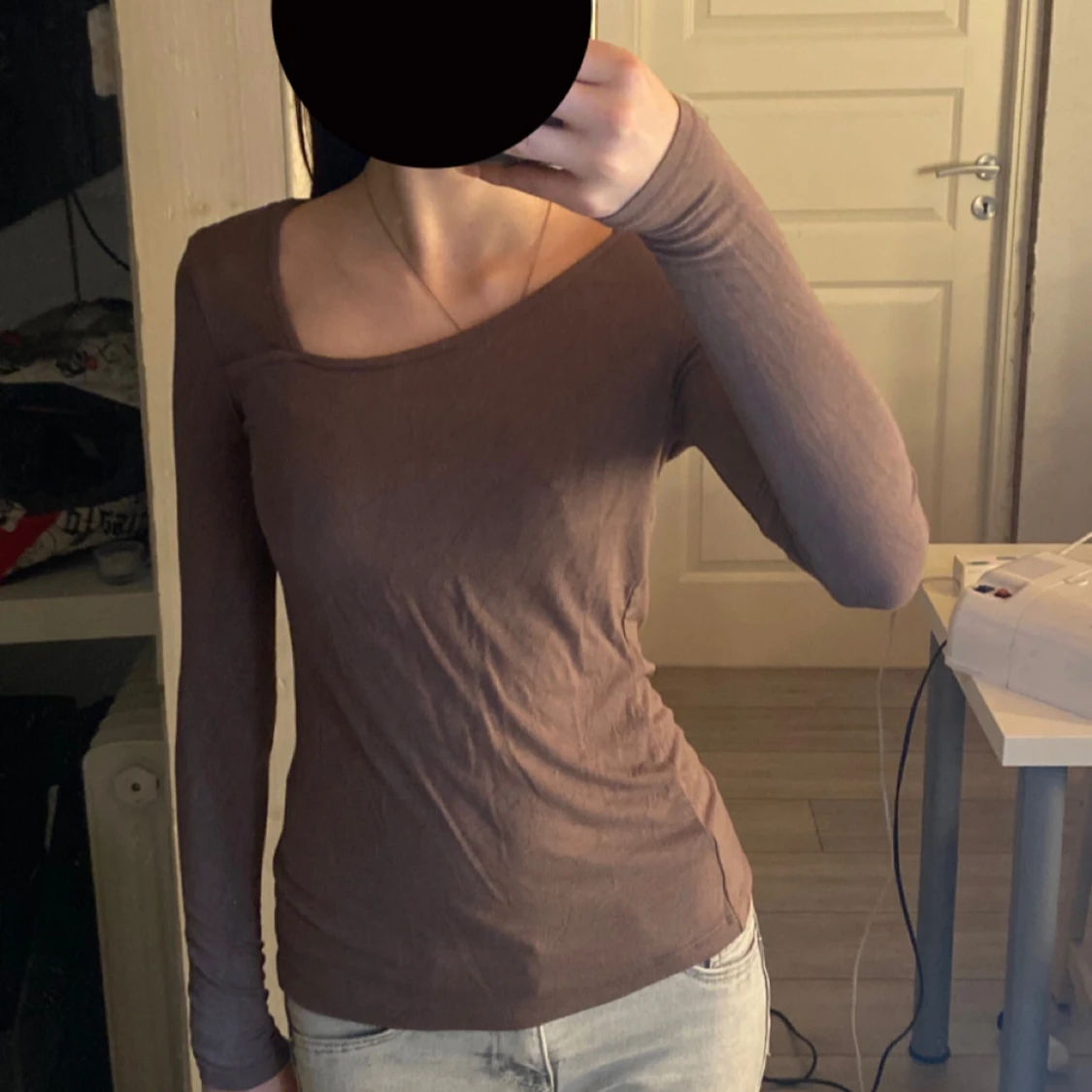 Brun långärmad tröja med asymmetrisk halsringning - 1