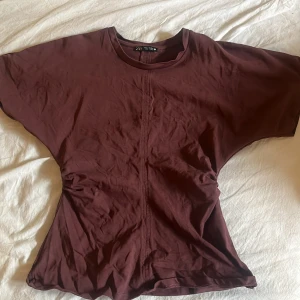 Figursydd topp - Jätte snygg topp från zara. Är figursydd