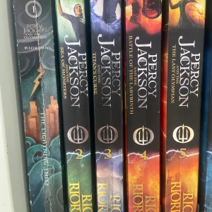 Percy Jackson and the Olympians (#1-#5) - HELA Percy Jackson serien för 100kr eller 1 för 30kr/st. Språk: Engelska. Skriv ett meddelande om du vill köpa.