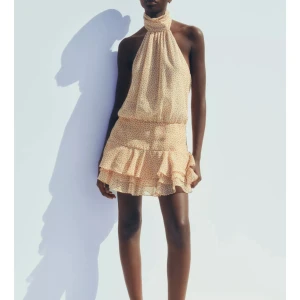 Blommig klänning  - Supersöt klänning från Zara med öppen rygg, helt oanvänd med prislapp kvar!❤️ (slutsåld på hemsidan)