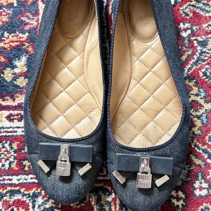Michael Kors ballerina - Säljer dessa superfina ballerinaskor från Michael Kors. De är i bra skick förutom att de finns lite slitage fram o bak (se bild 4 och 5) men inget som syns när man bär dom. Är villig att gå ner i pris.