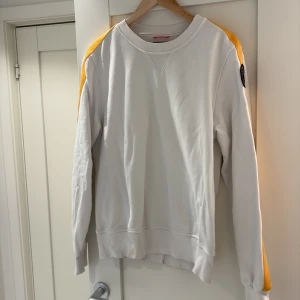 Parajumpers tröja - Snygg vit fleece-tröja från Parajumpers med gula detaljer längs axlarna.  Hör av dig vid eventuella frågor🔥🔥
