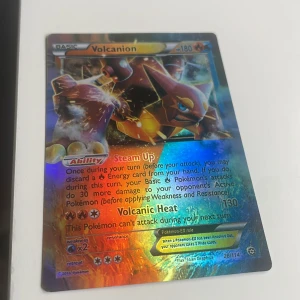 Volcanion - Cool och glittrig Volcanion EX Pokémonkort! Perfekt för samlare och spelare som vill boosta sitt deck med en kraftfull och unik kort. Kortet har snygg holo-effekt och är i fint skick. Ett måste för dig som älskar Pokémon och vill sticka ut i spelet!