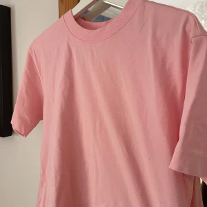 T-shirt från Gina Tricot  - Rosa T-shirt från Gina! Den är väldigt ny och mycket bra skick💞💞