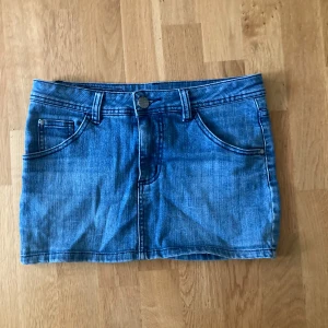 Jeanskjol - Säljer denna superfina jeanskjolen som är i ett lite strechigare material eftersom den inte kommer till användning! Kan diskutera pris!💗