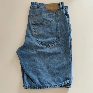 Blå jeansshorts baggy fit FSBN L - Baggy fit jeansshorts från FSBN i klassisk ljusblå denim.