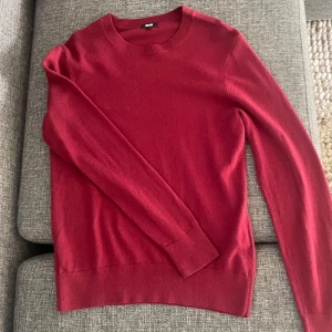 Röd kashmirtröja - Mysig röd kashmirtröja från Uniqlo i storlek XS. Enkel och stilren design med rund halsringning och långa ärmar. Perfekt för dig som gillar klassiska plagg med en lyxig känsla. 