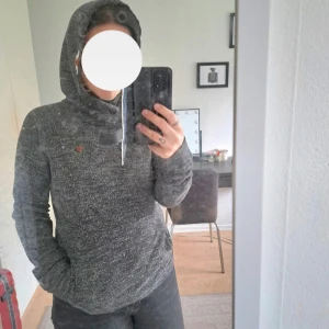 Mörkgrå hoodie från Scotch & Soda - Mysig mörkgrå hoodie från Scotch & Soda med broderad patch och coola detaljer. Tröjan har huva med snörning, lång ärm och en stickad känsla. Använd fåtal gånger. Motsvarande storlek S. Det är spegeln som är smutsig, inte kläderna 😅 bundlerabatt finns 🌟