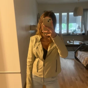 Beige skinnjacka från Guess - Storlek S