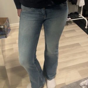 Jeans  - Säljer mina h&m jeans. Nypris 200kr! Säljer då jag inte använder dem. OBS är osäker på om bilden i slutet är samma färg som mina eftersom jag inte hittade min beställning, men det är samma sorts jeans iallafall❤️kolla mina egna  bilder för rätt färg.