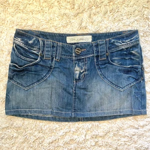 Blå jeanskjol från Terranova - Köp via Swish + frakt (ej köp nu) eller direkt via vinted @moa.06 (pga plicks nya avgifterk) 🩷Snygg blå jeanskjol från Terranova med klassiska fickor fram och bak, bälteshällor och knappstängning. Kort modell med slitna detaljer och cool tvätt. Perfekt till sneakers eller boots för en avslappnad vibe.